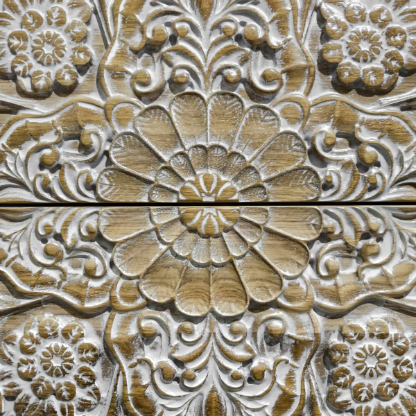 фото дизайнерской прикроватной тумбы из массива MH_110-2