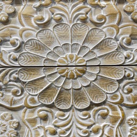 фото дизайнерской прикроватной тумбы из массива MH_110-1